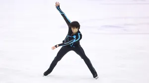 Макар Игнатов, муж Саши Трусовой, впервые вышел на соревнования после рождения сына. Показал крутой костюм, но упал