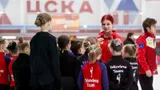 Трусова в роли тренера: чутко следила за детьми и исполнила коронный элемент. Сашу объявили как чемпионку России