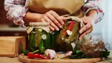 Вывела свой рецепт, что добавить в банку с огурцами для хруста: хрен, листья смородины, вишни и другие добавки