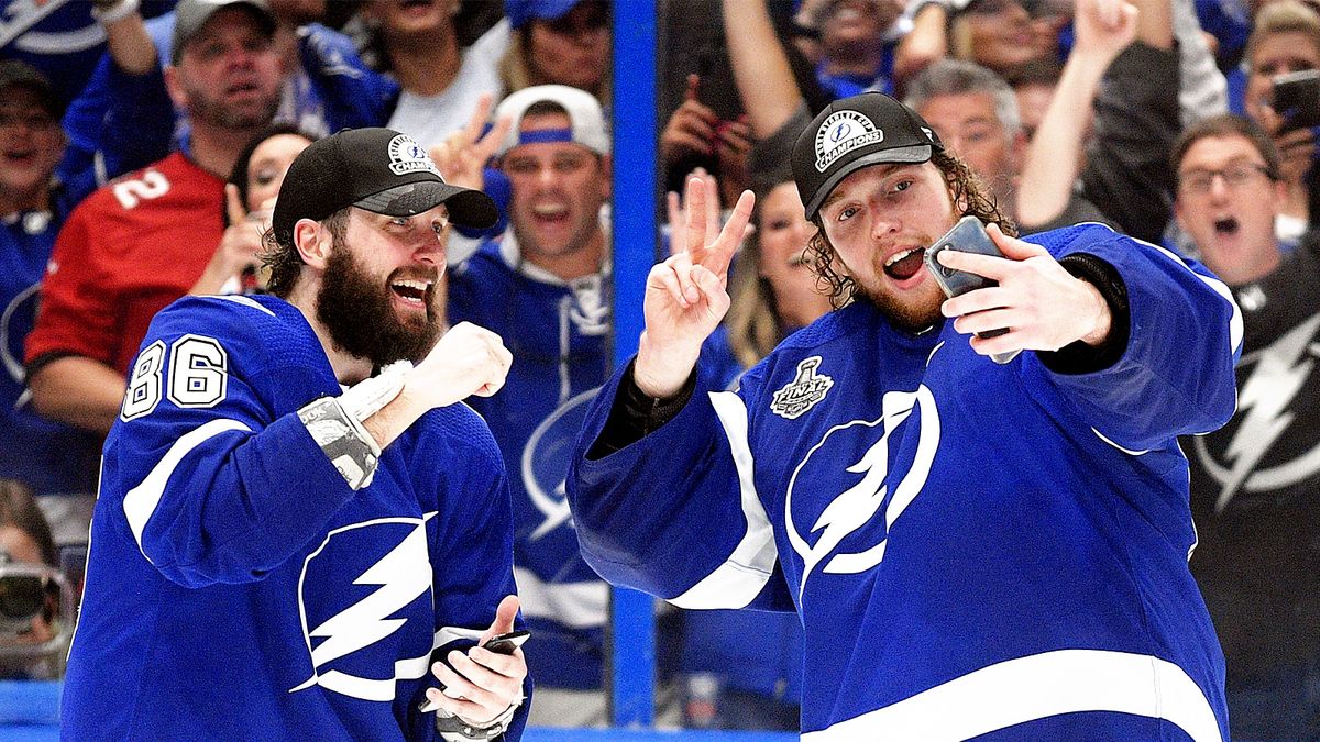 «Тампа» с Кучеровым и Василевским приехала на матч с «Бостоном» в форме клуба НФЛ