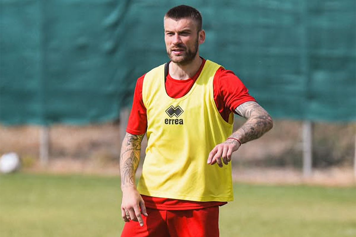 «Плохое отношение всех англичан к русским — полный бред». Калинин об игре с экс-футболистом «Астон Виллы» в Греции