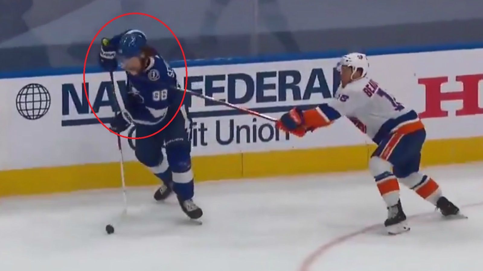 ударил судью клюшкой и коньком. любительская хоккейная лига. хоккеист ударил клюшкой. хоккей удар клюшкой. трудовые резервы хоккейная лига.