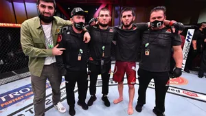 UFC показал эмоциональную реакцию Хабиба на победу Махачева: видео