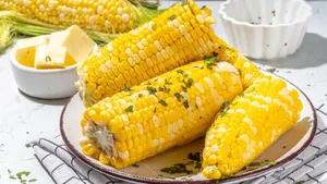 Как быстро и вкусно приготовить кукурузу в початке: 3 простых способа