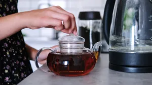 Больше не выкидываю заварку от чая: узнала сразу 5 способов, как применить ее в быту с пользой
