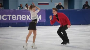 Дочь Слуцкой в роли возлюбленной бандита, песни «Руки вверх!» и культовые фильмы. Сезон в русских танцах открыт