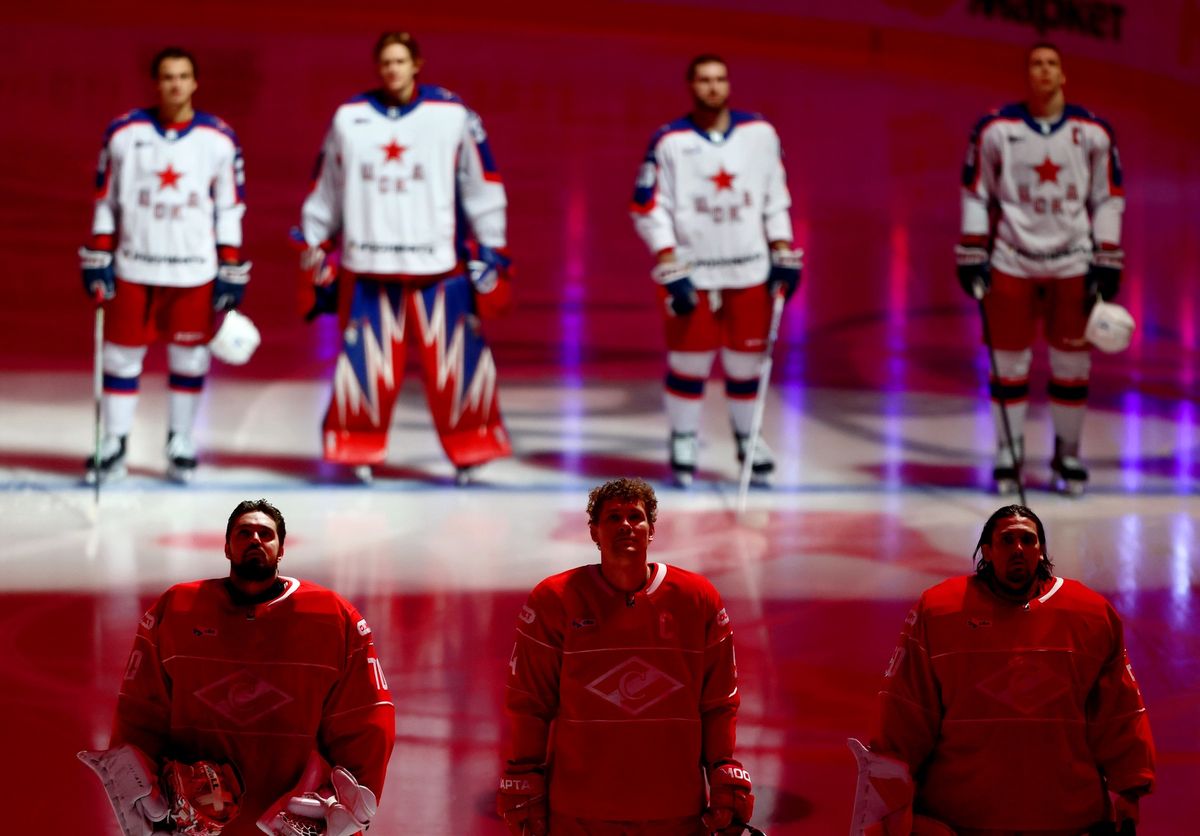 Жесткая бойня на льду, «Деревня дураков» и звезды футбола на трибунах. Фотогалерея матча «Спартак» — ЦСКА