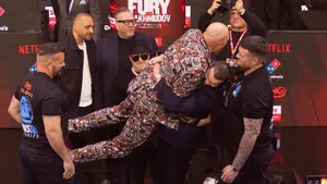 Нокаута не избежать? Букмекеры оценили вероятность сенсации в бою Тайсон Фьюри — Арсланбек Махмудов