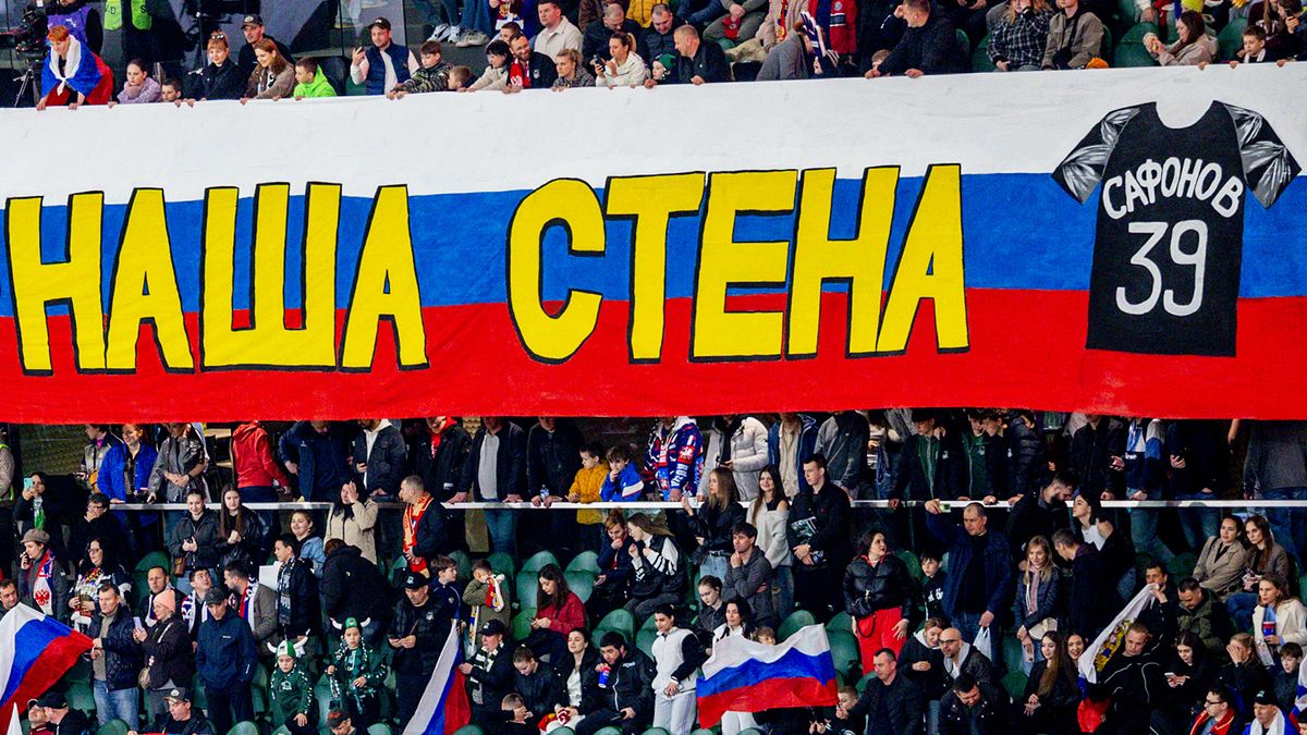 Наша стена. Сафонов не оправдал баннер в свою честь на матче сборной России его ошибка привела к голу