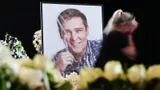 «Хорошо, что до селфи не дошло». В сети раскритиковали фанатку Шатунова, снимавшую на телефон гроб с певцом: видео