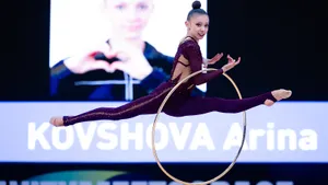 Новая чемпионка России по гимнастике проводит лучший международный старт в жизни. Ковшова уже выиграла мяч