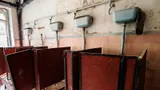Почему в СССР бачок унитаза вешали под потолок, а сейчас так не делают: изменилась важная деталь