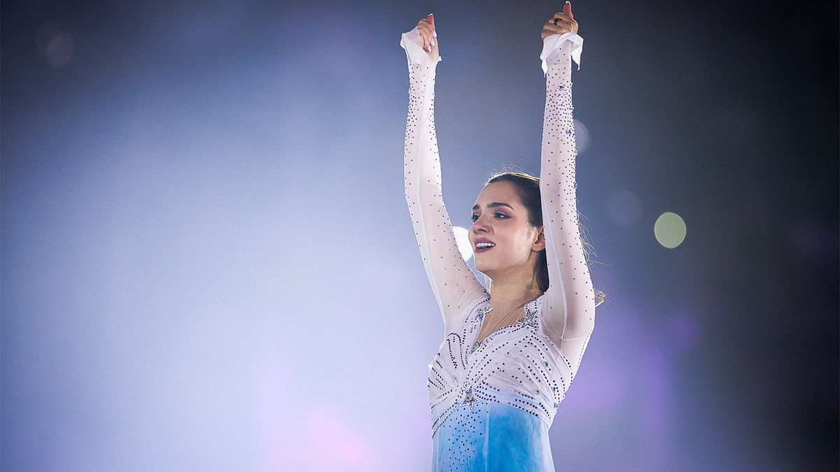 Медведева опровергла стереотип о Тутберидзе и попала к летающим байкерам. Необычное шоу за несколько часов до НГ