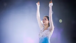 Медведева опровергла стереотип о Тутберидзе и попала к летающим байкерам. Необычное шоу за несколько часов до НГ