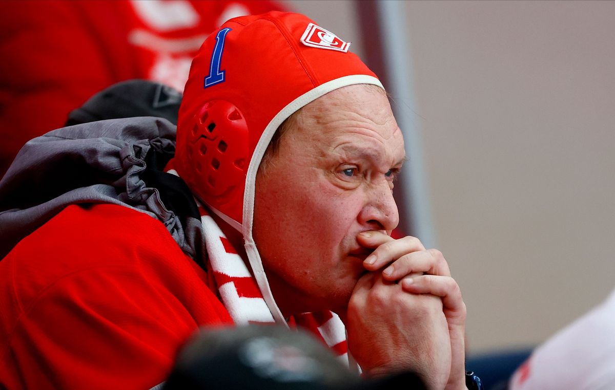 Жесткая бойня на льду, «Деревня дураков» и звезды футбола на трибунах. Фотогалерея матча «Спартак» — ЦСКА