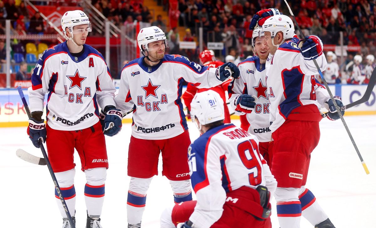 Жесткая бойня на льду, «Деревня дураков» и звезды футбола на трибунах. Фотогалерея матча «Спартак» — ЦСКА