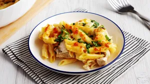Когда нет времени готовить ужин, выручает этот рецепт: понадобятся только макароны и куриная грудка