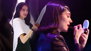 Загитова взяла в руки оружие, Трусова соблазняла в эффектном платье, Медведева показала, как краситься. Фото