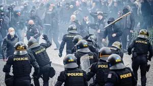 Жесткий разгон митинга против коронавирусных ограничений в Чехии. Полиция скрутила фанатов: фото