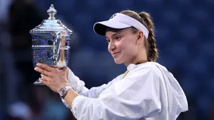 Москвичка — новая королева тенниса. Рыбакина выиграла 3-й «Шлем», ее наградила сама Шарапова