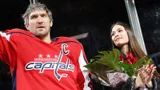 Жена Овечкина показала плакат, который фанаты повесили на заборе дома хоккеиста после 700-го гола