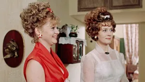 Этим странным способом в СССР женщины укладывали волосы, современницы покрутили бы у виска