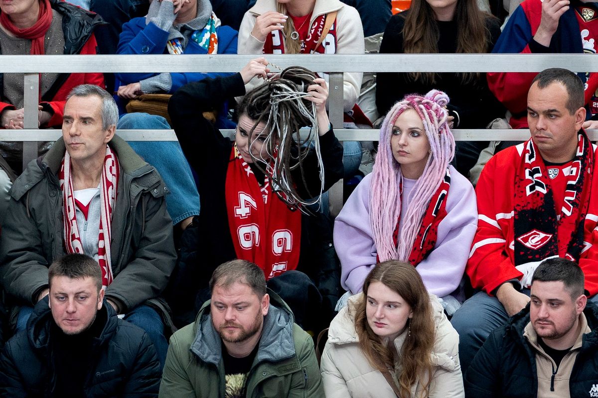 Кулачное побоище после сирены, горячая красавица на льду, поросята на трибуне! «Спартак» — «Локомотив»: фото