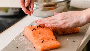 Как быстро засолить красную рыбу к новогоднему столу: идеально для праздничных закусок и вкуснее, чем в магазине