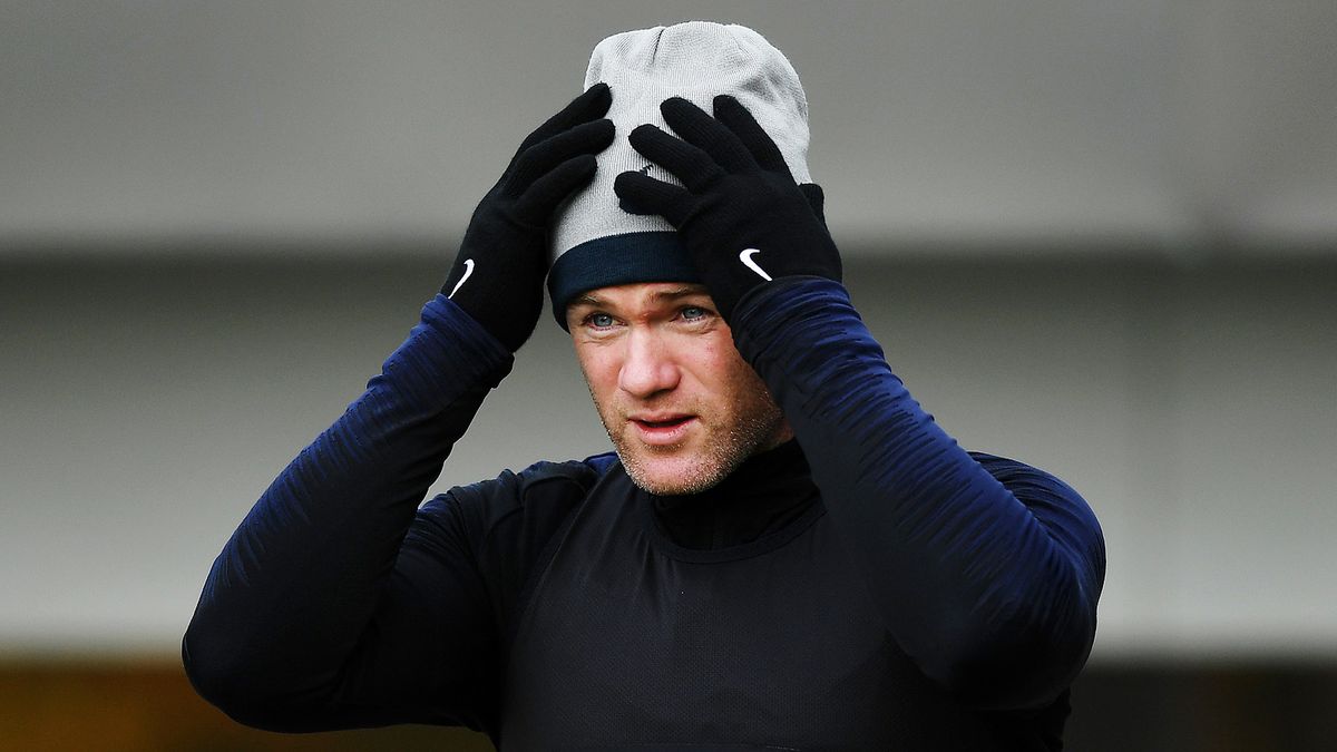 Руни вспомнил о кошмарном инциденте в АПЛ: «Над раздевалкой был туалет, все протекло прямо на игроков «МЮ»