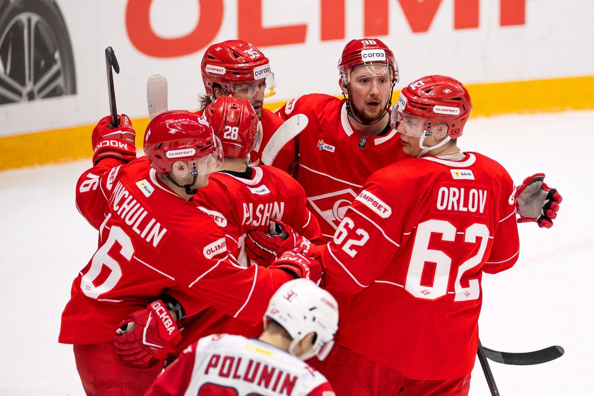 Кулачное побоище после сирены, горячая красавица на льду, поросята на трибуне! «Спартак» — «Локомотив»: фото