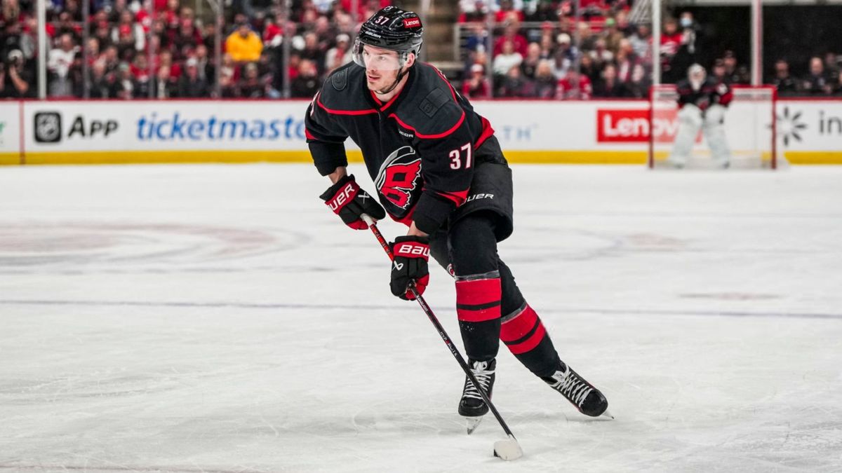 Передачи Свечникова и Никишина помогли «Каролине» победить «Торонто»