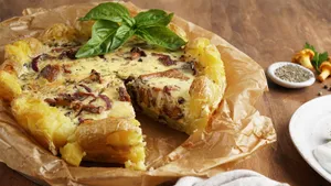 Нашла рецепт ленивого пирога к ужину: как приготовить нежный, картофельный тарт без теста