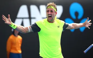 Какой-то Теннис разрывает соперников на Australian Open. Это вообще кто?