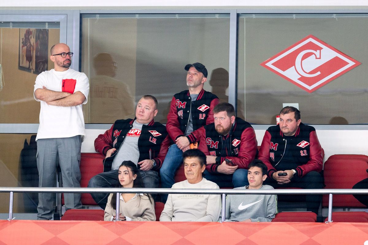 Кулачное побоище после сирены, горячая красавица на льду, поросята на трибуне! «Спартак» — «Локомотив»: фото