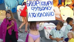 Болельщица разделась до нижнего белья прямо во время матча чемпионата России и попросила футболку у игрока «Уфы»