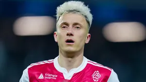 «Он повел себя как идиот». Французы возмущены выходкой Головина — странный поступок российского футболиста 