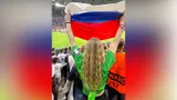 Жена Сафонова не брала флаг России на финал ЛЧ. Она сделала его на стадионе — из составных частей французского