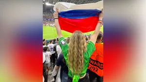Жена Сафонова не брала флаг России на финал ЛЧ. Она сделала его на стадионе — из составных частей французского