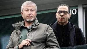 «При Абрамовиче ни дня бы не продержался». Фанаты «Челси» требуют увольнения Росеньора: почему он провалился?