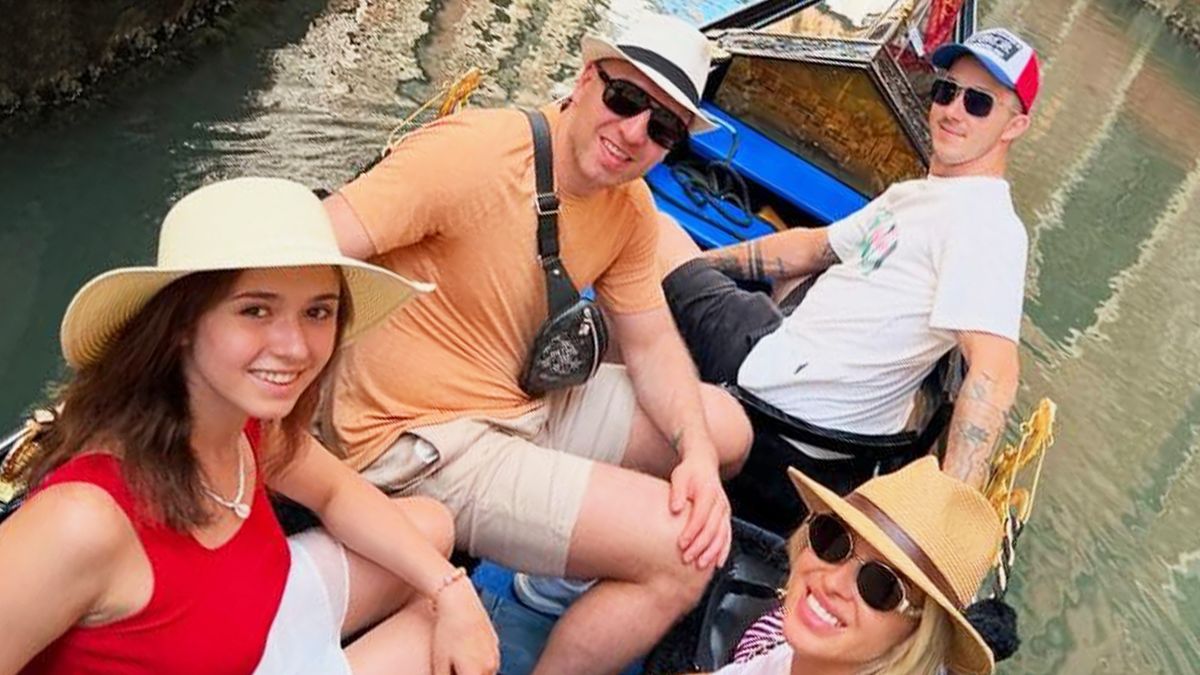 Валиева отдыхает в Италии с хоккеистом ЦСКА, который старше нее на 13 лет. Появилось их совместное фото