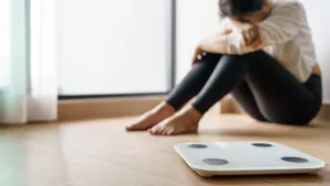 Почему вес растет, даже если мало ешь: нутрициолог объяснил, как это работает