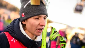 Россиянин Коростелев опять влип на Кубке мире: сломал палку на старте, а на финише его задавила толпа норвежцев 