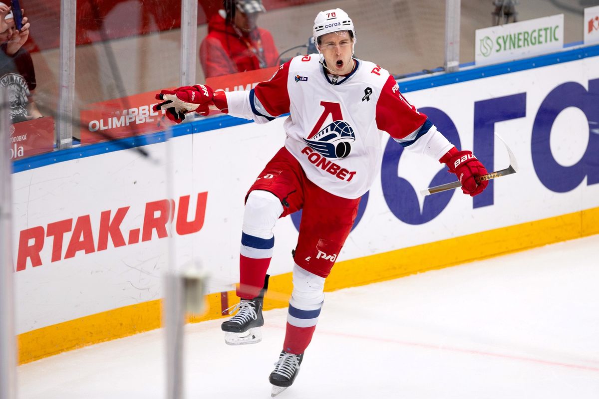 Кулачное побоище после сирены, горячая красавица на льду, поросята на трибуне! «Спартак» — «Локомотив»: фото