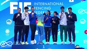 Украинская чемпионка ушла с пьедестала из-за российского спортсмена на церемонии награждения ЧМ-2025 по фехтованию