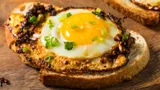 Эти гренки с сыром и яйцом настолько вкусные, что питаюсь только ими: хрустящие сливочные тосты за 7 минут