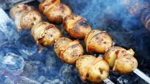 Как просто приготовить картошку на мангале: 3 невероятно вкусных рецепта