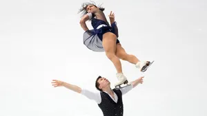 Супруга русского фигуриста улетела в борт на этапе Гран-при. А экс-россияне бьются с олимпийскими чемпионами