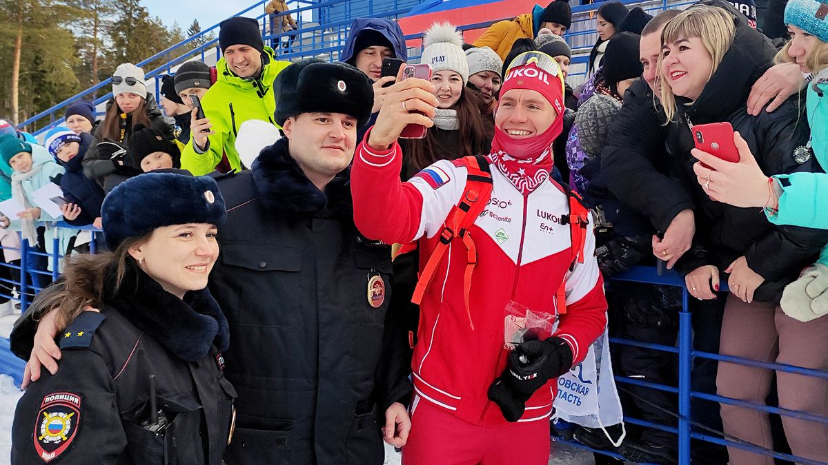 Александр Большунов с болельщиками, фото, автограф, турнир Олимпийцы России  в Кирово-Чепецке - 17 марта 2022 - Sport24