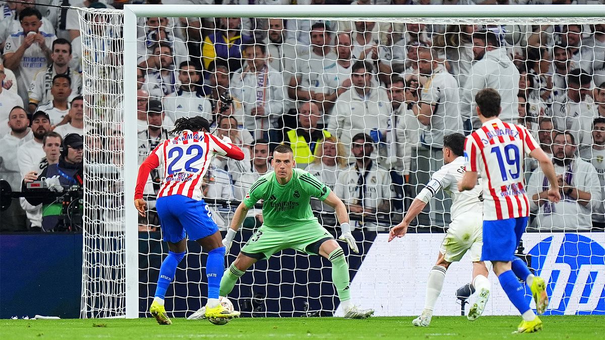 Украинский вратарь Лунин стал капитаном «Реала» в матче с «Атлетико»