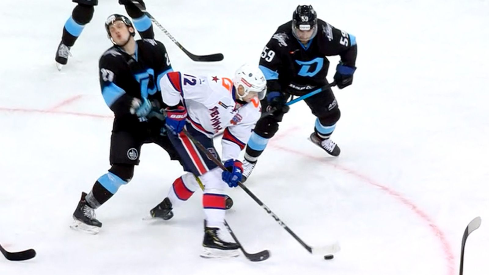 10 летнии ребёнок хоккеи. хоккеист ударил клюшкой. хоккей россия. хоккеист ударил клюшкой. ударил судью клюшкой и коньком.